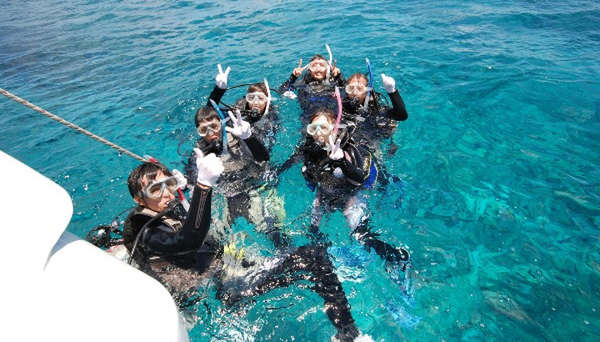 Plongée en groupe à Okinawa sur les îles Kerama